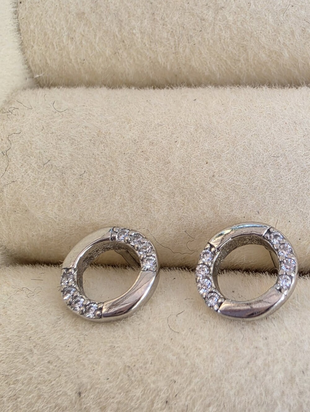 925: Sterling Silver Clear Stone Open Circle Stud Earrings • 0.70g